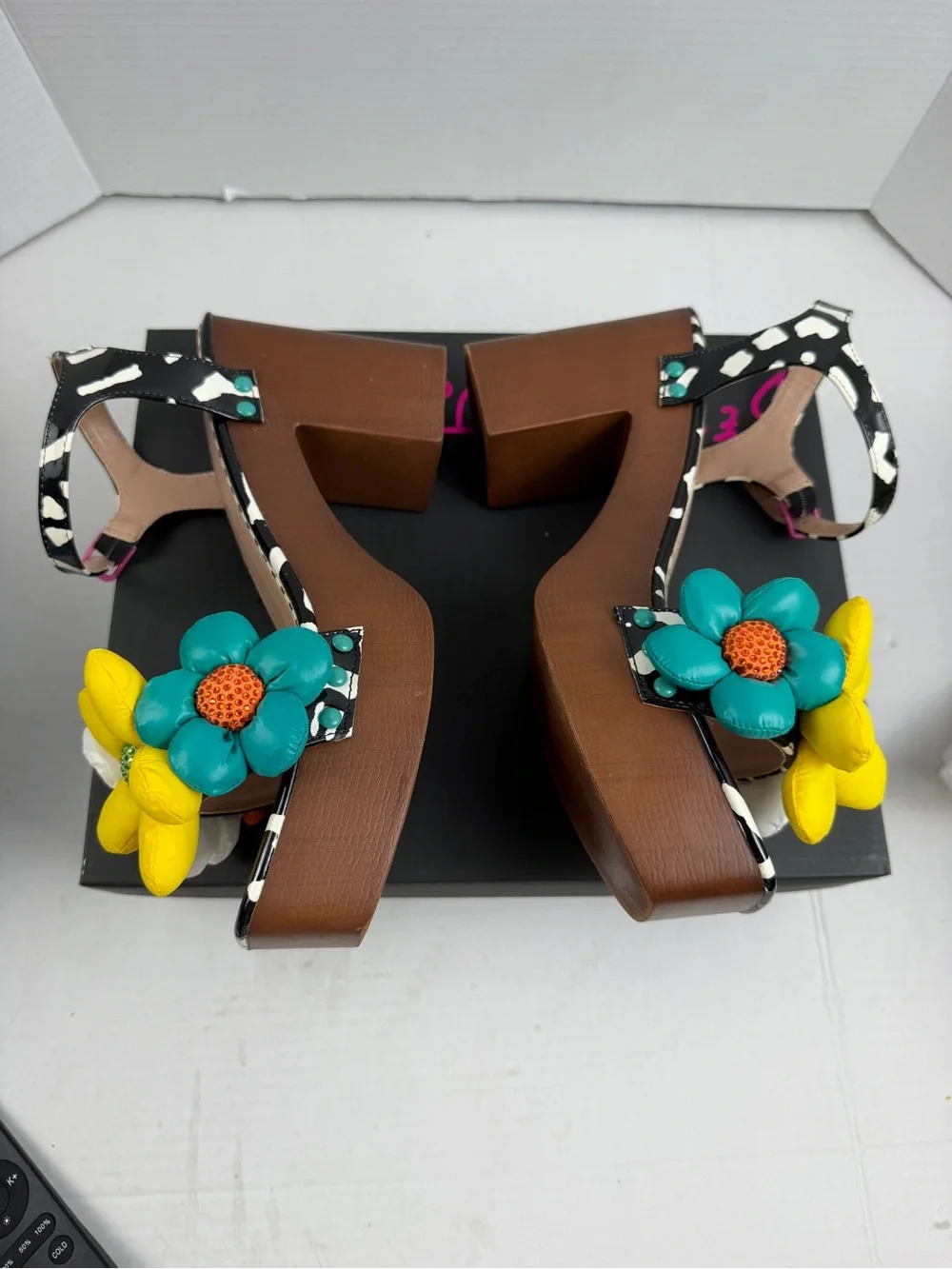 BETSEY JOHNSON KINSLEE BLACK MULTI Colorful floral Women's Size 8.5